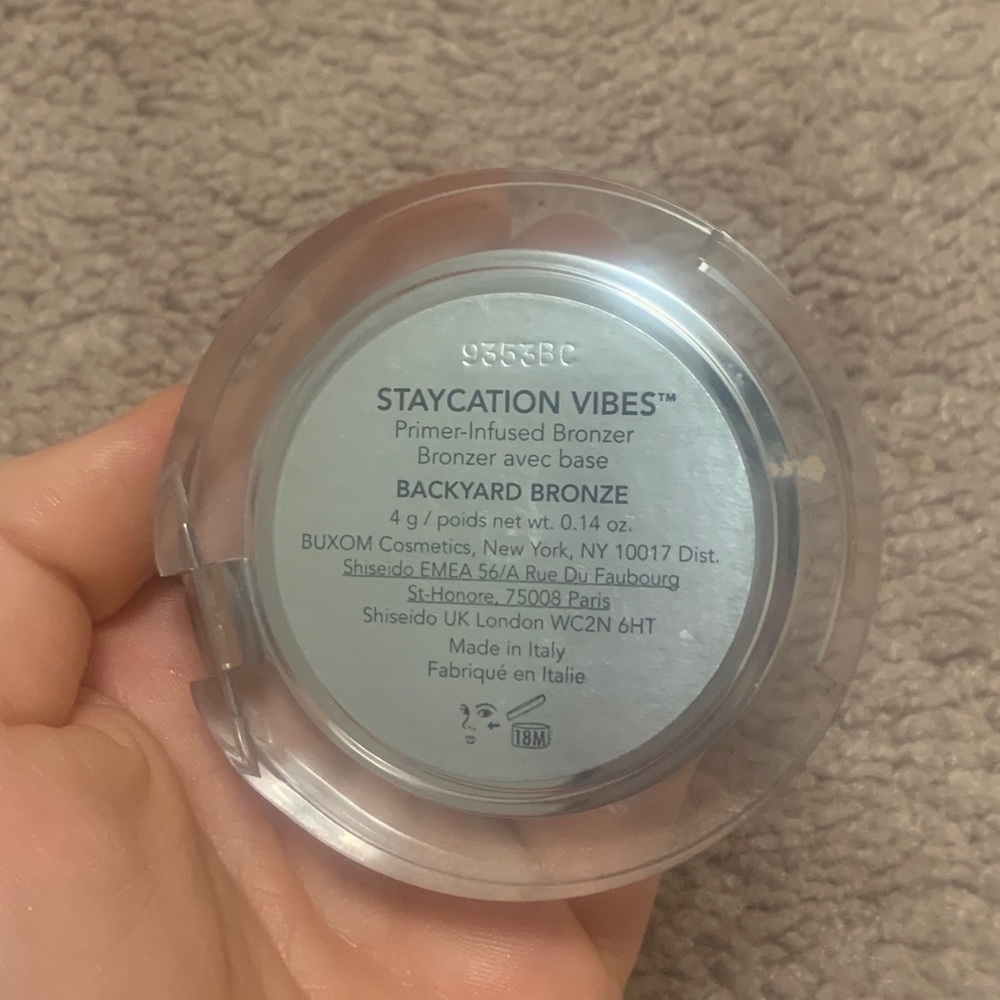 Buxom bronzer - Picture 2 of 3